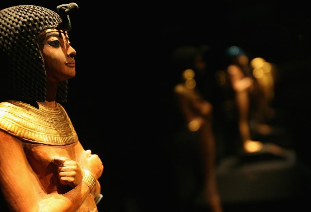 La parata d’oro dei Faraoni emoziona il mondo. Ma c’è chi teme porti sfortuna. E parla di maledizione del Faraone