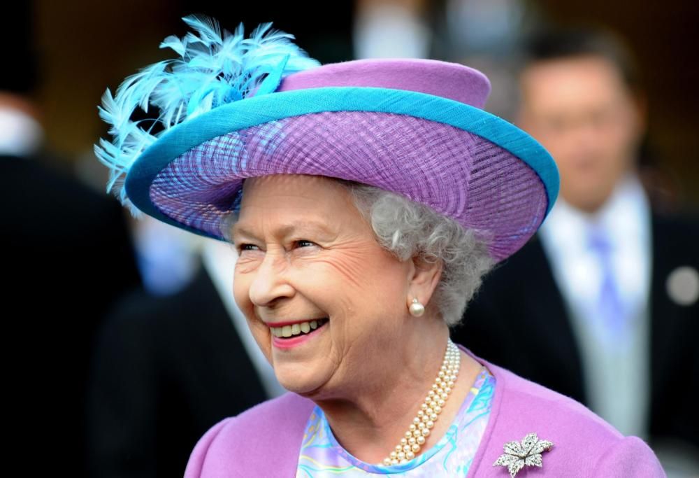 La Regina Elisabetta, che proibisce l’aspirapolvere a Buckingham Palace