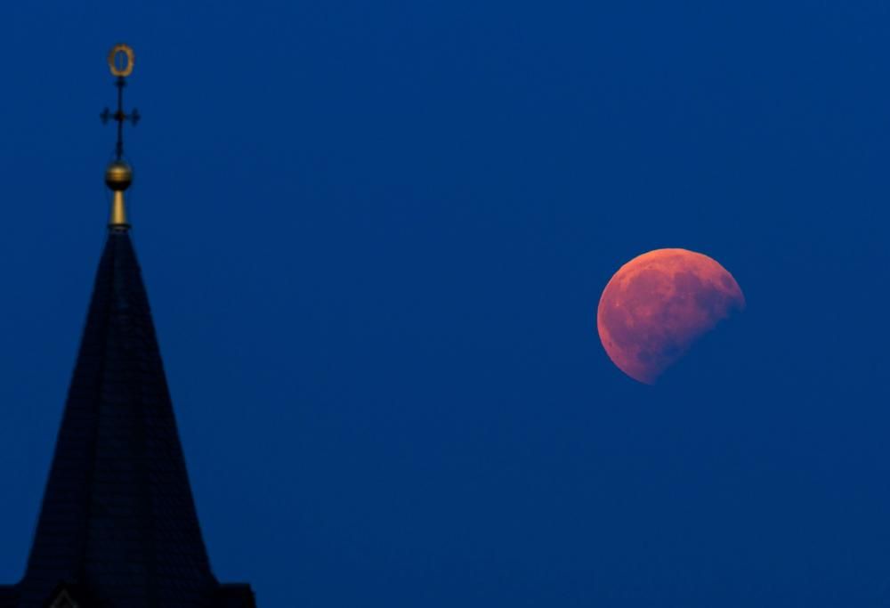 Spettacolo nel cielo: è in arrivo la Superluna rosa!