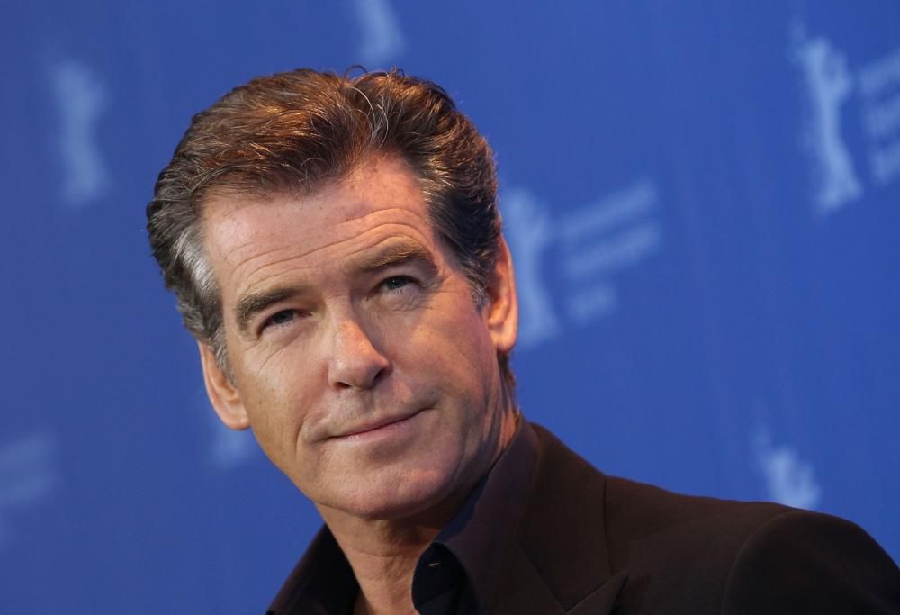 Pierce Brosnan, quell’incredibile torta di compleanno e… Danny DeVito