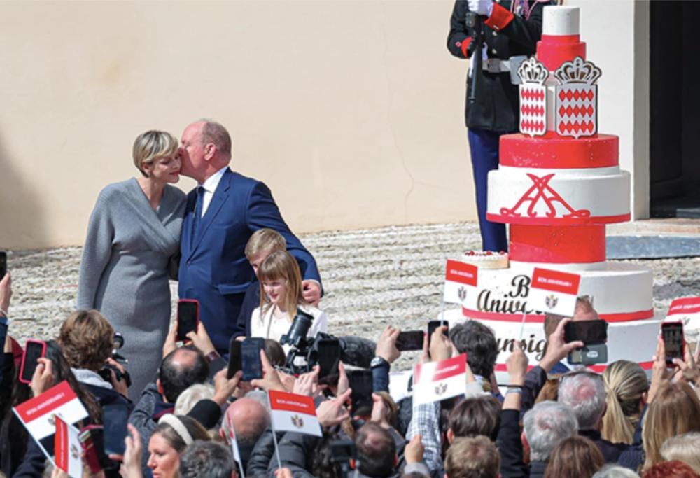 La Principessa Charlene e i gemellini festeggiano il compleanno del Principe Alberto: il video