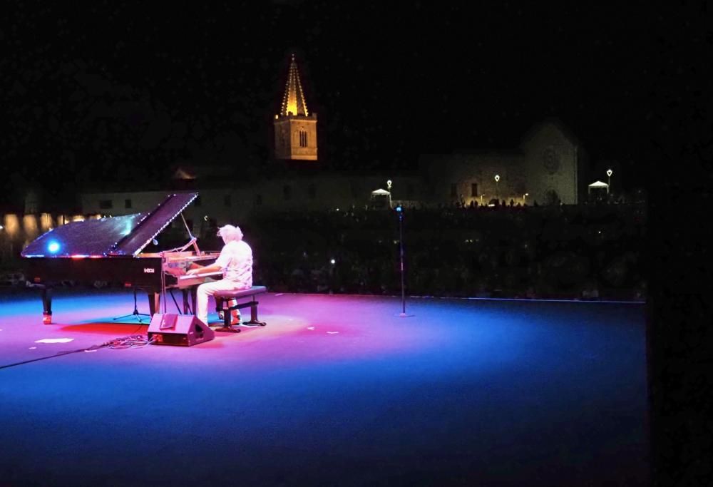 A Umbria Jazz, Stefano Bollani accende d’emozione  e gioia il palco. Con grande sorpresa finale
