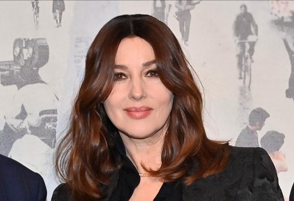 Monica Bellucci biondissima e bellissima nei panni di Anita Ekberg