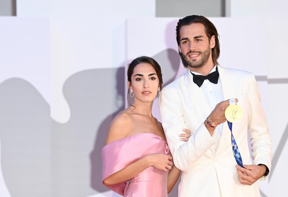 Gianmarco Tamberi conquista Venezia con bacio romantico e medaglia d’oro