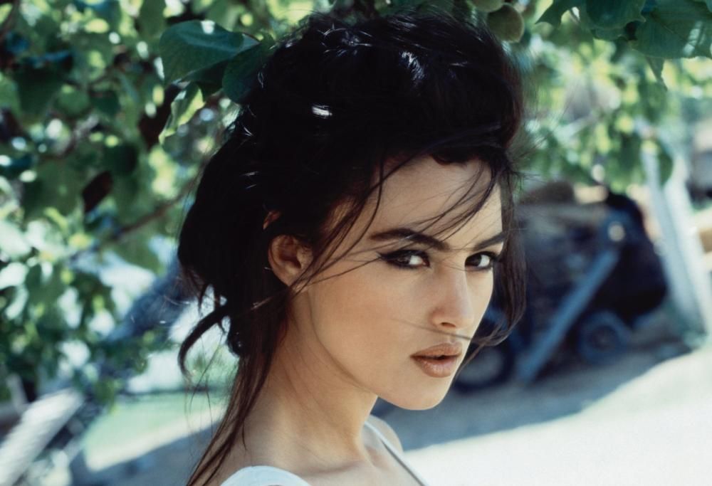 Ma… è Monica Bellucci o la figlia Deva? La bellissima foto che inganna
