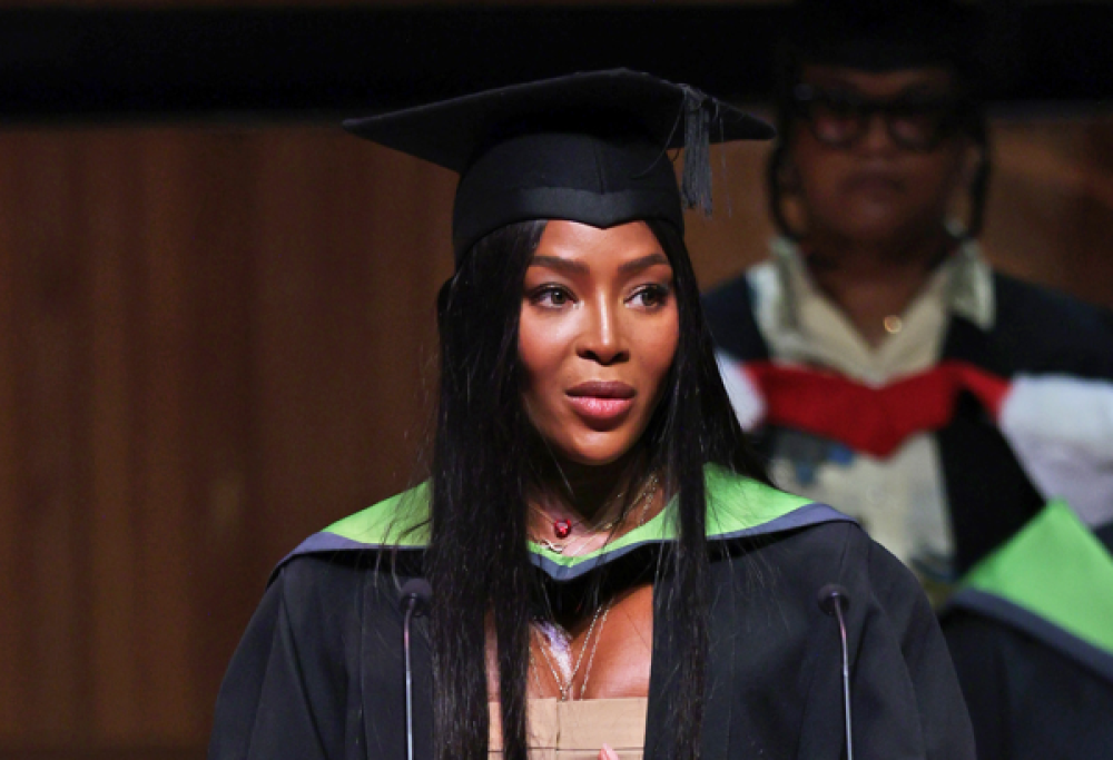 Naomi Campbell laureata tra le lacrime