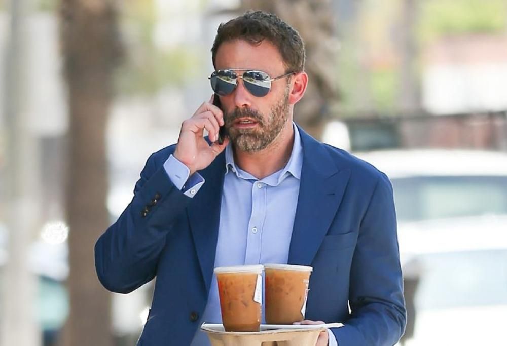 Ben Affleck serve ciambelle in un fast food: ma perché?