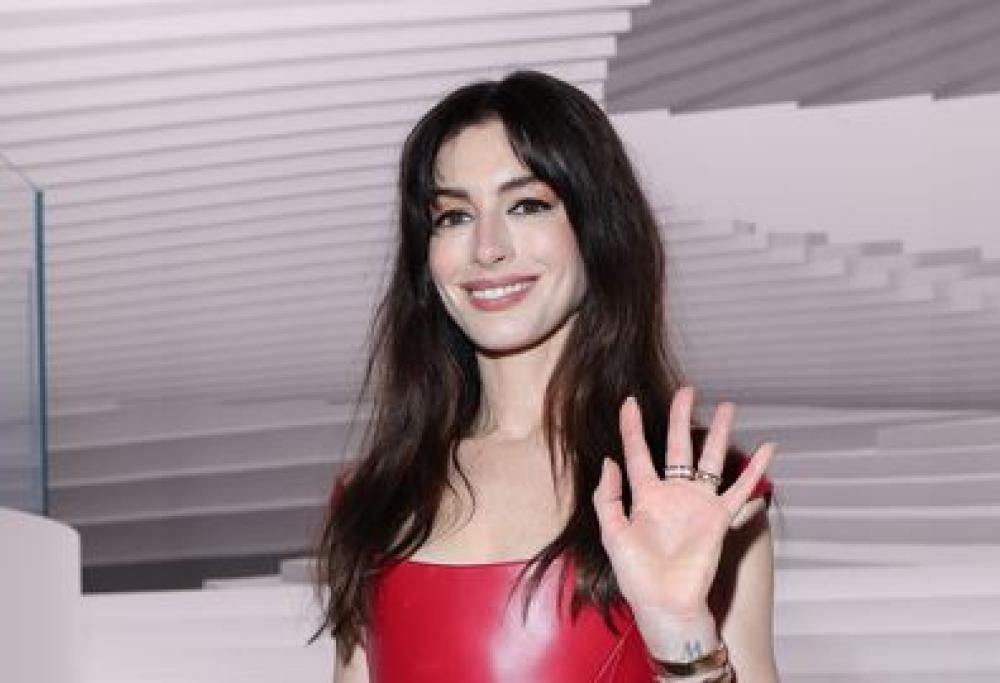 Anne Hathaway incastrata nell’abito Versace chiede aiuto. E Donatella accorre. Il video