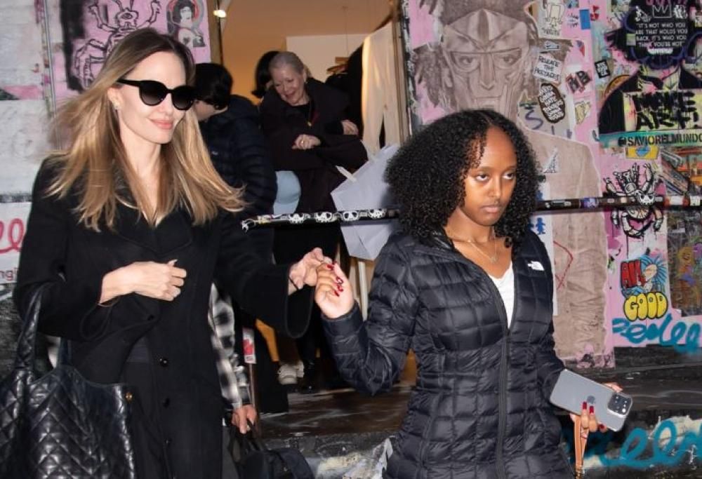 Angelina Jolie adesso ha aperto anche un bar: il video