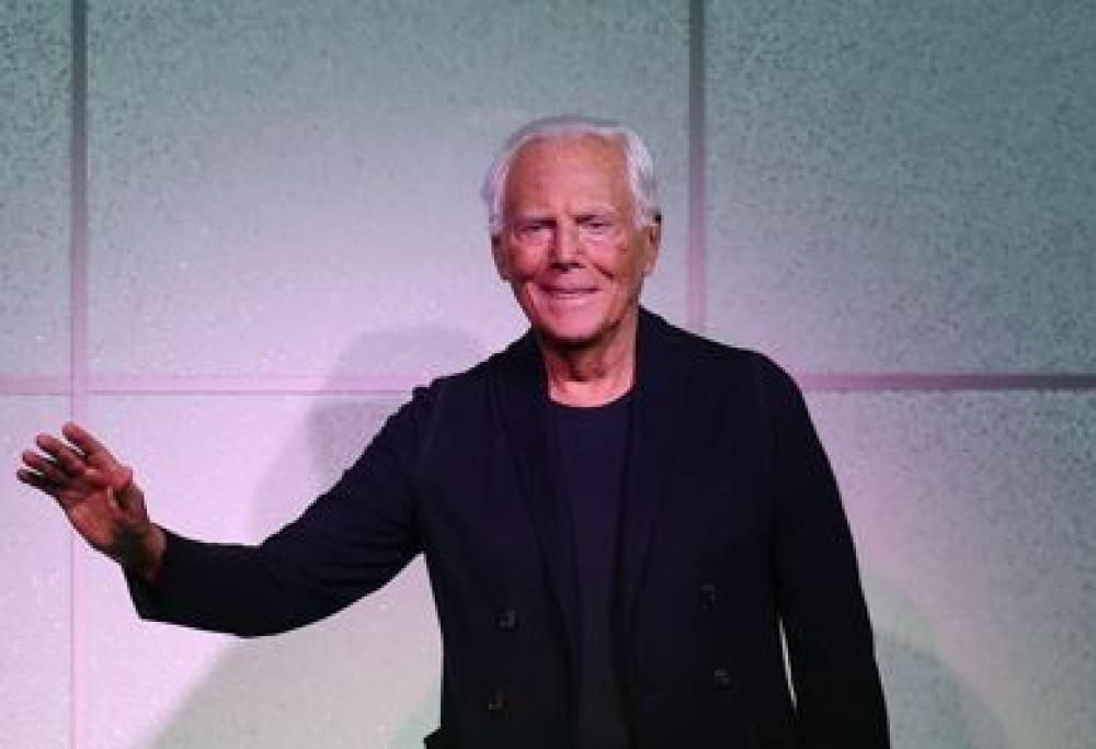 Giorgio Armani protesta: stufo di vedere una matta che gira in mutande a Milano