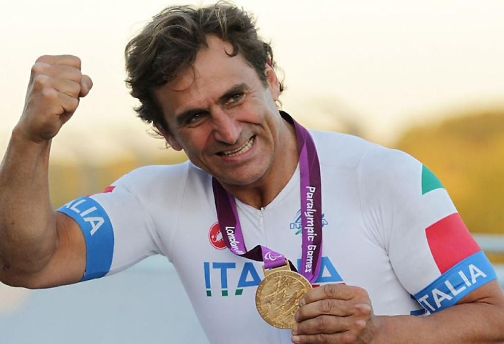 Alex Zanardi, segni di ripresa: fa ok con il pollice e guarda la moglie