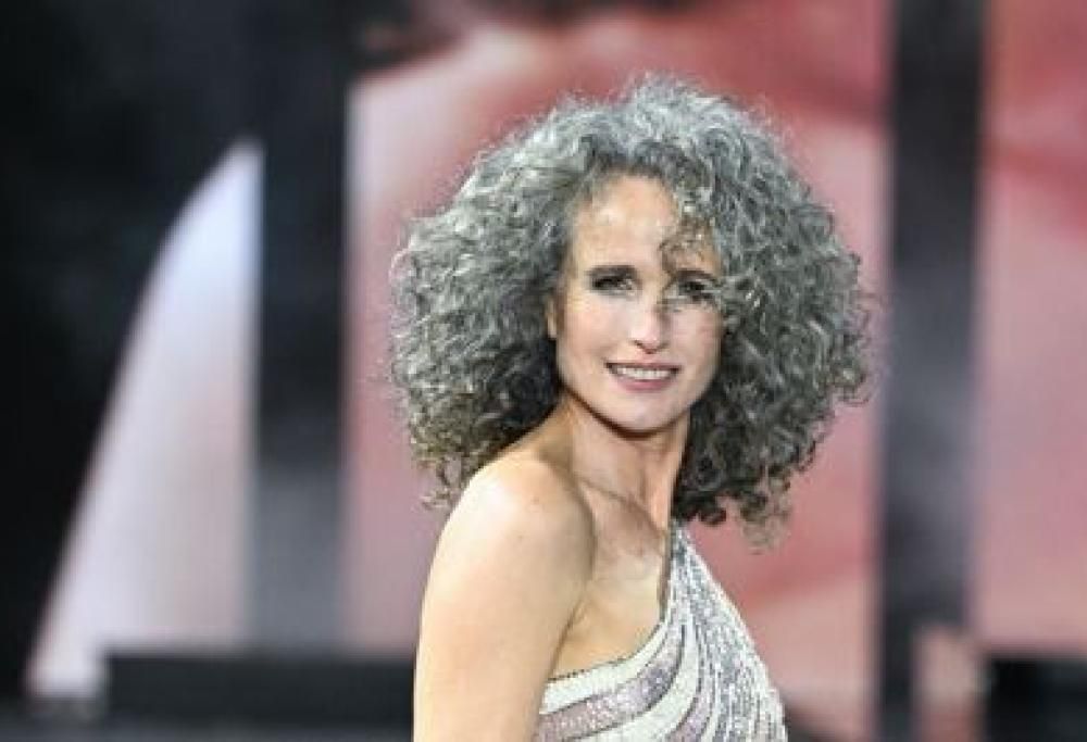 Andie McDowell sfila a Parigi fiera dei suoi bellissimi capelli grigi
