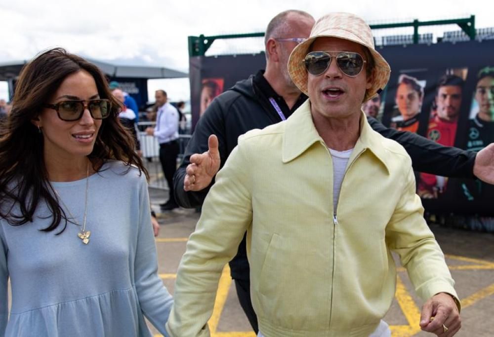 Brad Pitt felice mano nella mano con la fidanzata: le foto