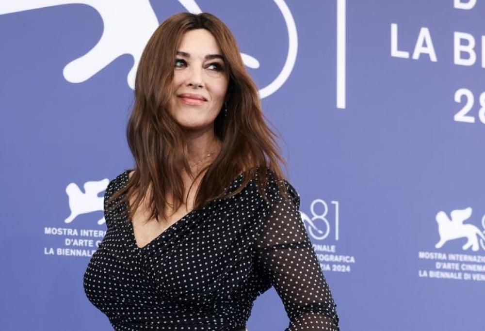 Monica Bellucci splendida e innamorata sul red carpet della Mostra del Cinema
