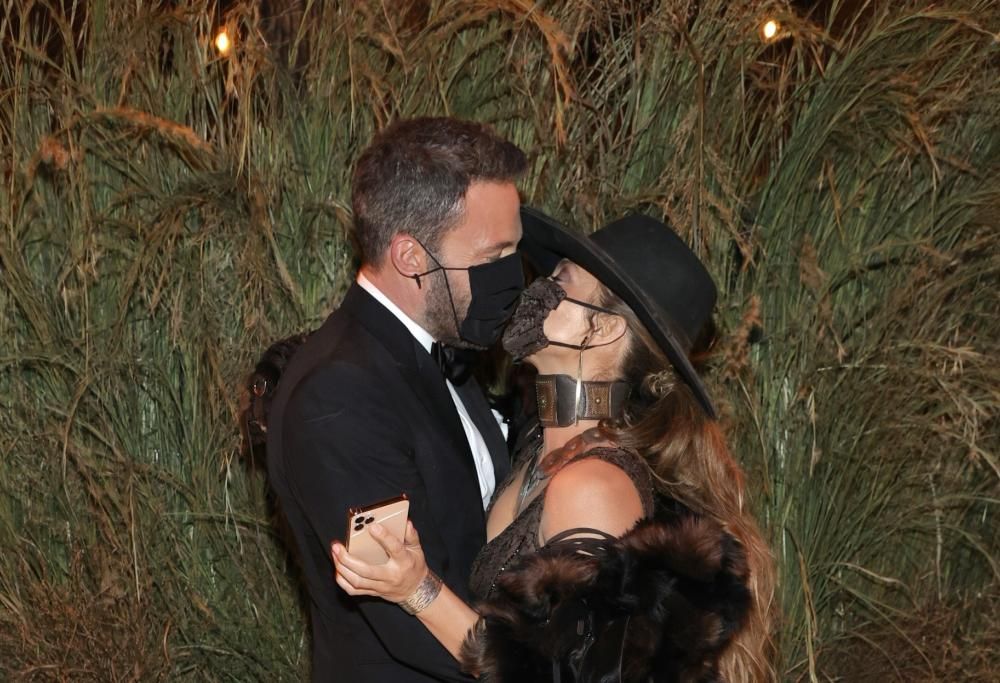 Jennifer Lopez e Ben Affleck non smettono più di baciarsi. Anche con la mascherina