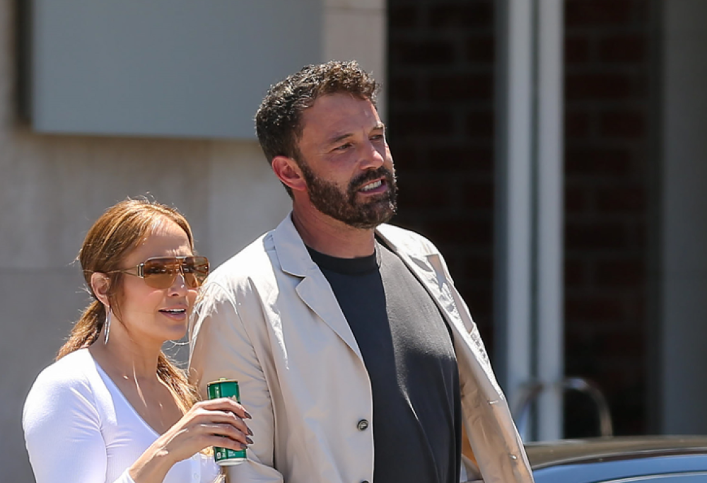 Per Jennifer Lopez e Ben Affleck luna di miele affollata