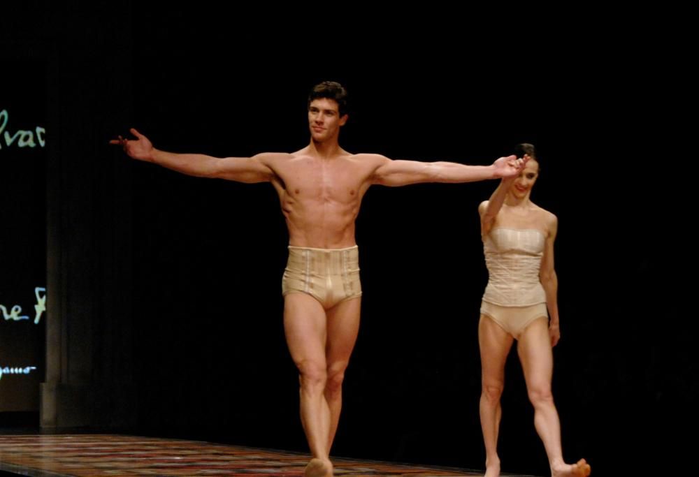 Roberto Bolle fa danzare ucraini e russi in una performance memorabile