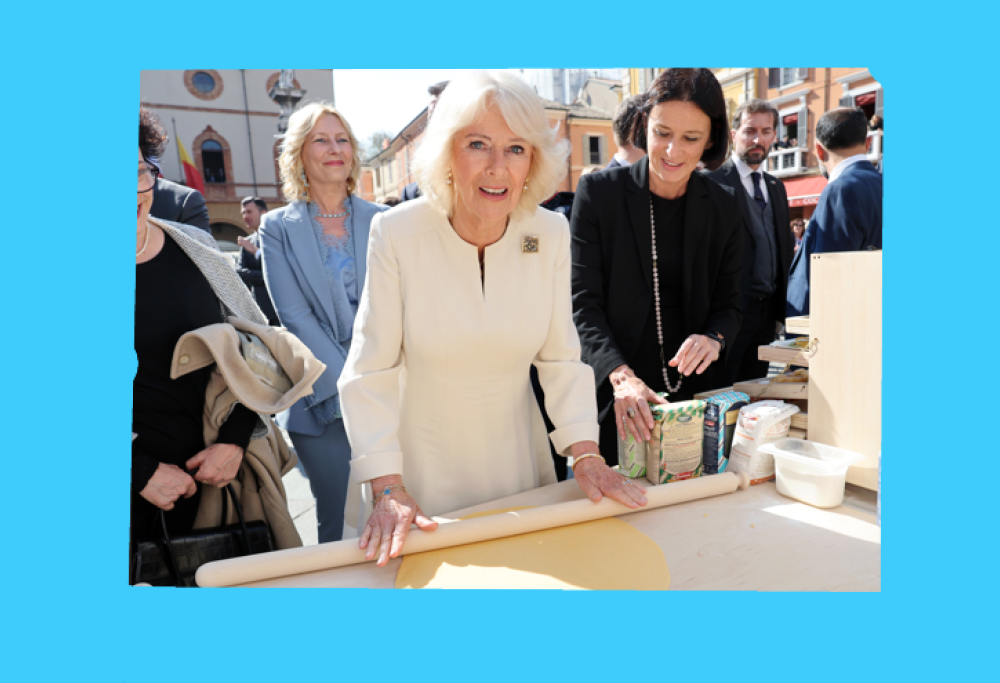 La Regina Camilla a Ravenna alle prese con i cappelletti. Tutti i video