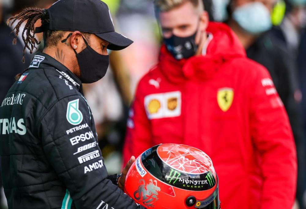 Nel segno di Schumacher: il figlio del grande campione consegna il casco del padre  a Lewis Hamilton