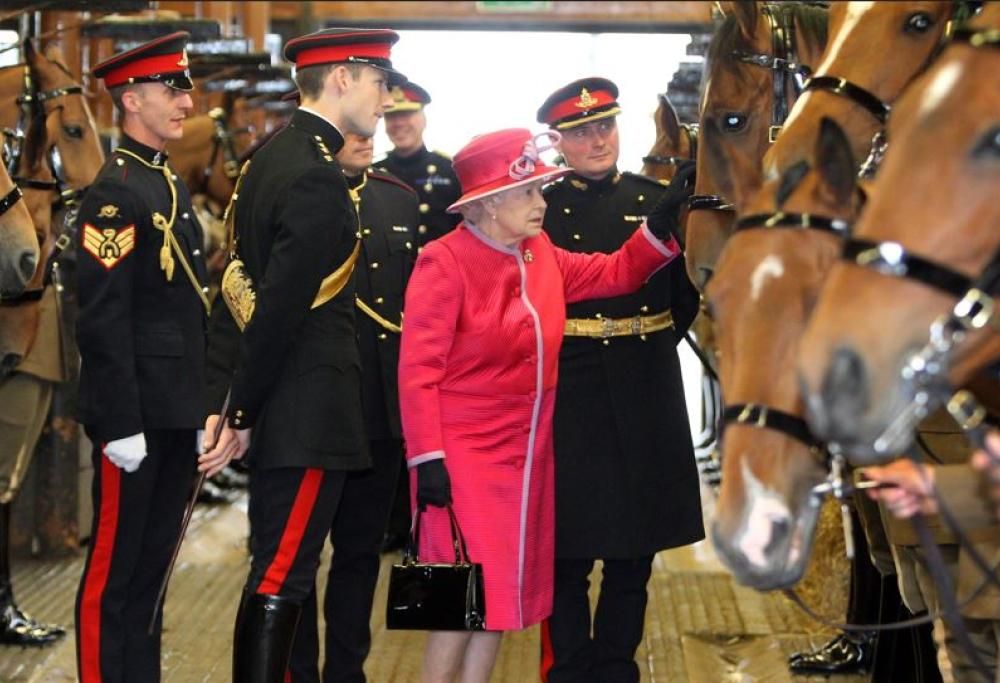 Re Carlo vende i cavalli della Regina Elisabetta