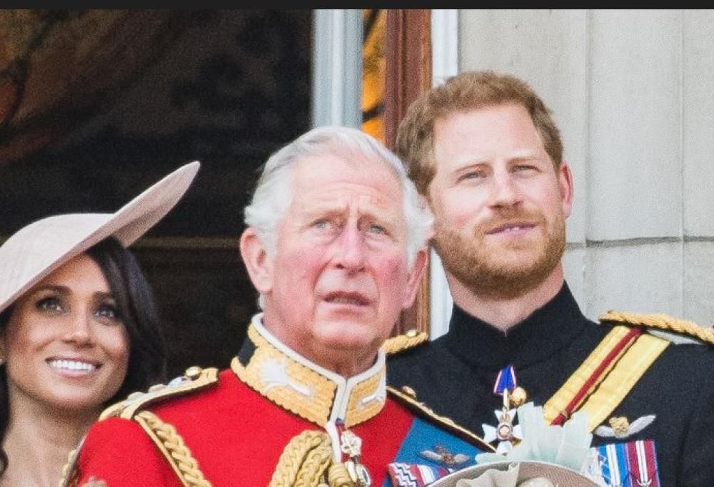 Re Carlo ha già preparato l’accordo di divorzio tra Harry e Meghan. Che sarebbero in crisi