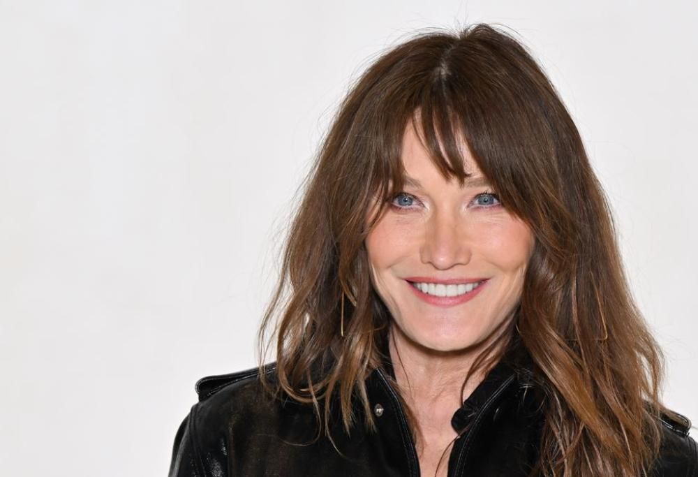 Carla Bruni va in battaglia contro la bellezza finta