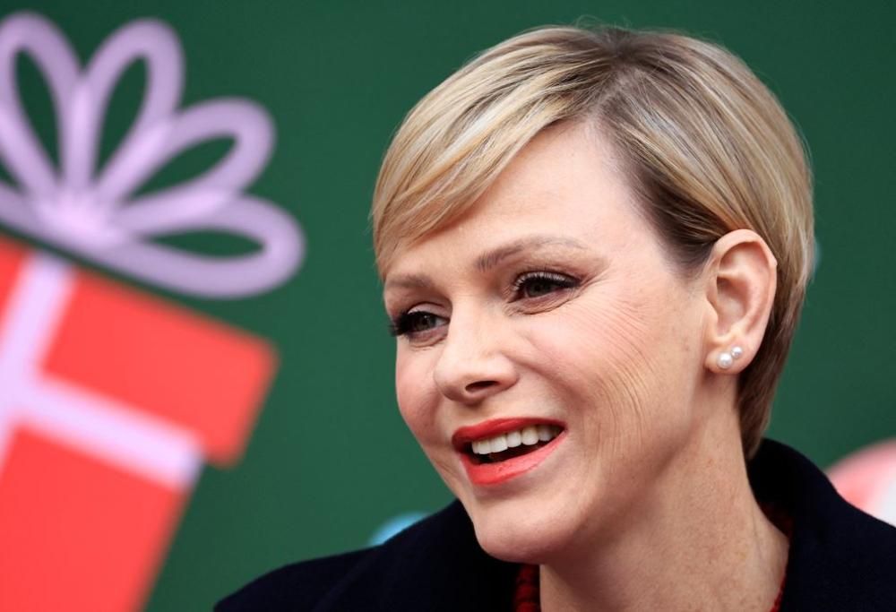 Le Principesse Charlene e Stephanie strette in un affettuoso abbraccio: le bellissime foto