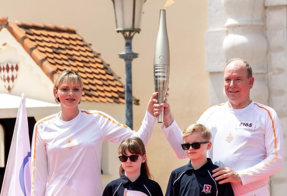 La Principessa Charlene con la torcia olimpica