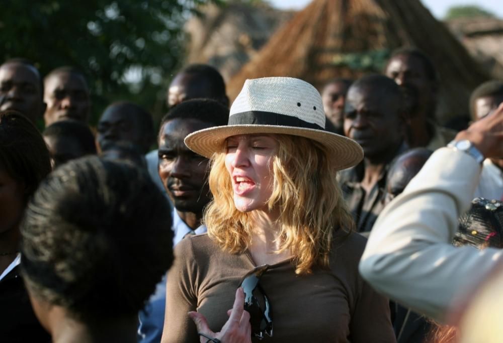 Madonna visita due orfanotrofi a Manila