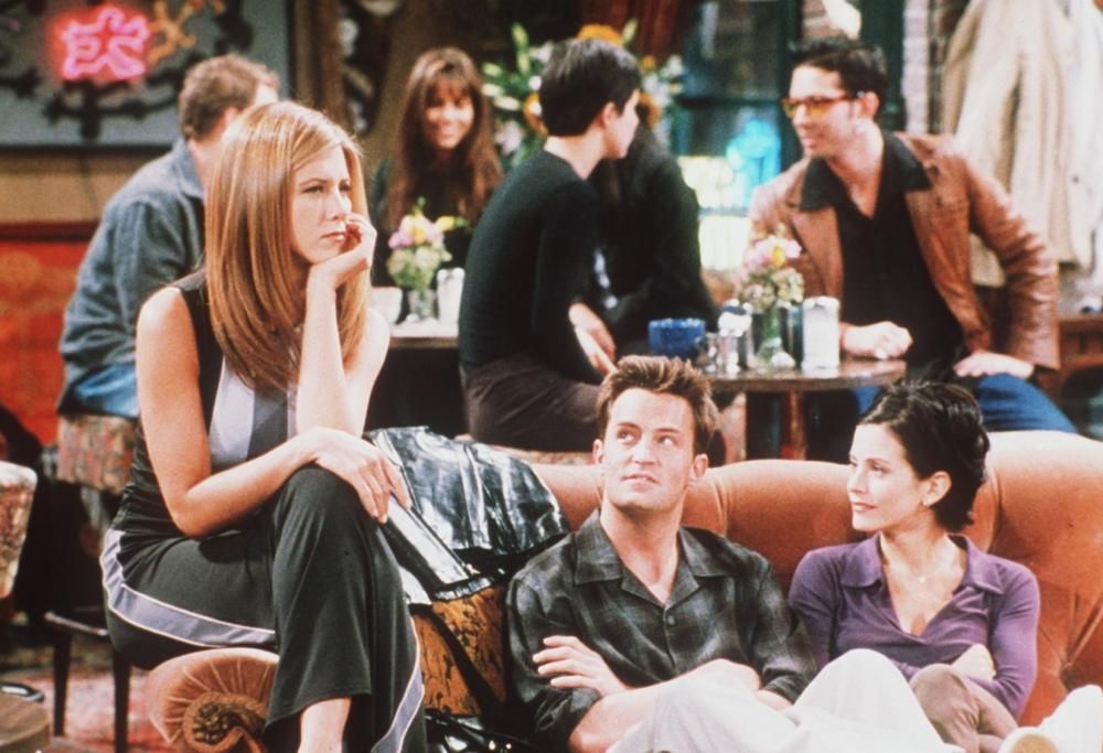Courteney Cox torna nel bar di Friends. E serve i turisti