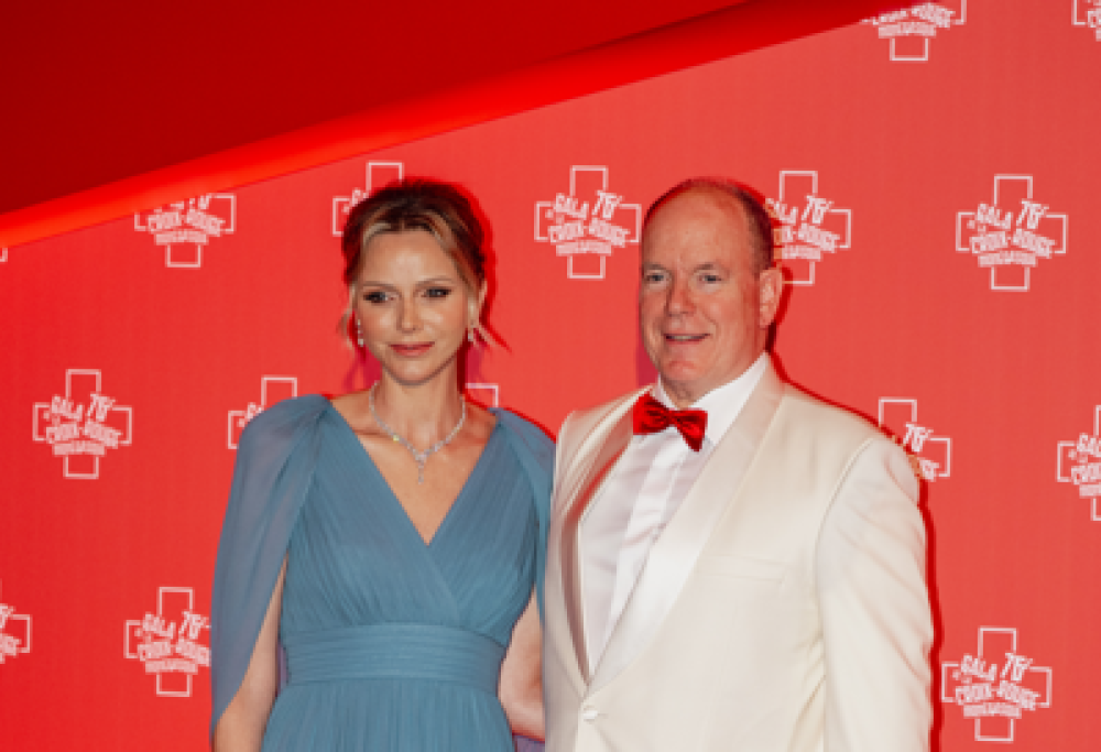 La Principessa Charlene meravigliosa al Gala della Croce Rossa