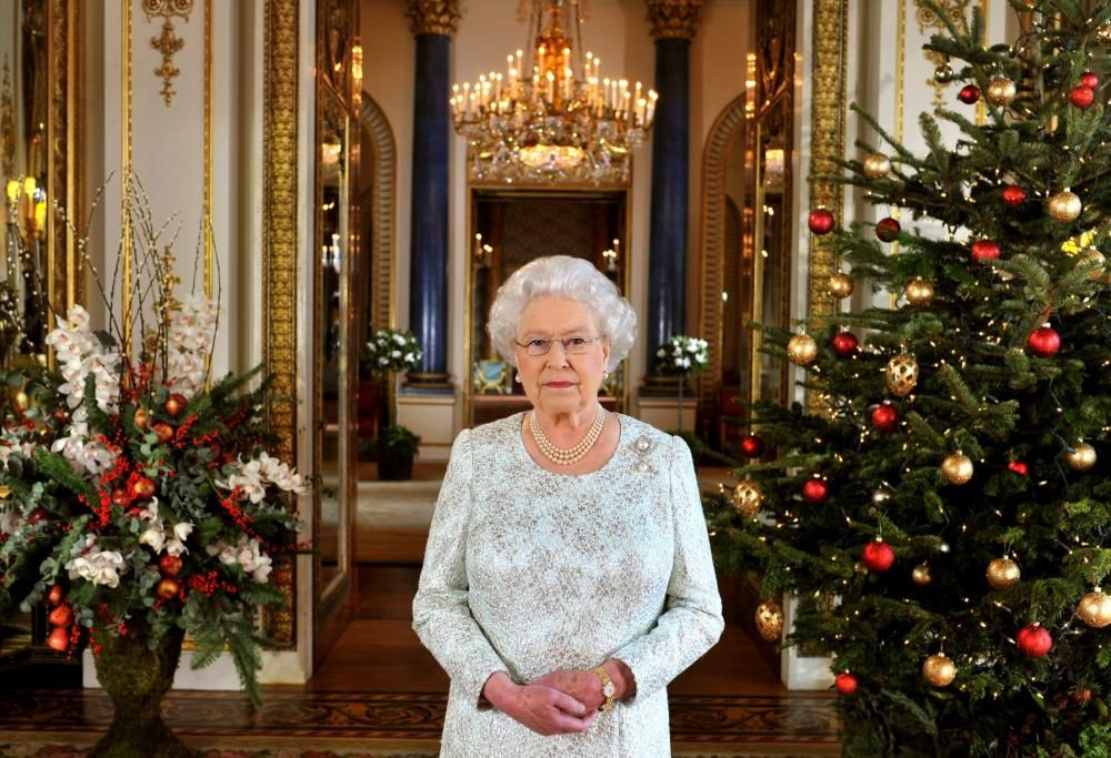 La Regina Elisabetta e quel grande albero di Natale per esorcizzare tutto il dolore