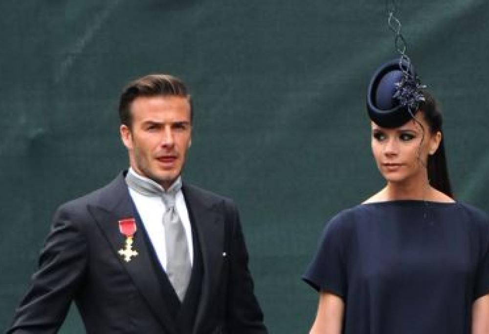 David e Victoria Beckham festeggiano i 25 anni di matrimonio indossando l’abito delle nozze: le foto