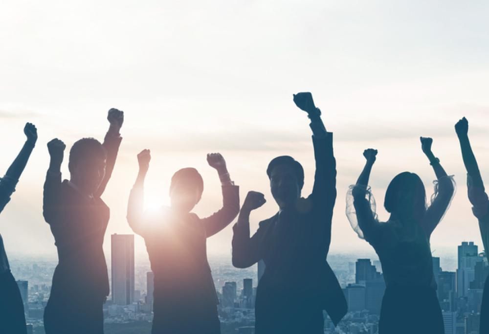 Imprenditore si taglia lo stipendio per aumentare quello dei dipendenti: profitti alle stelle