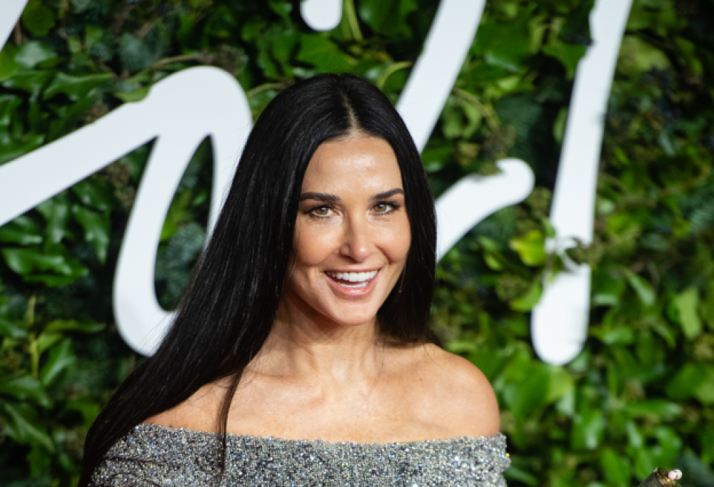 Demi Moore in visita al Louvre con il suo cane: e scoppia la polemica!