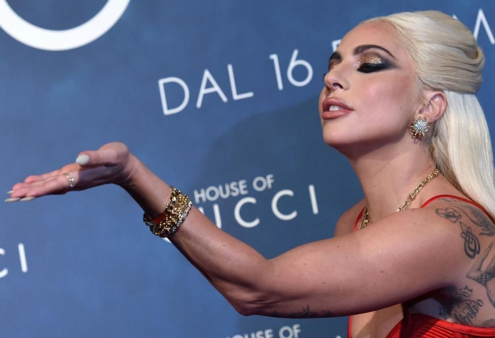 Lady Gaga ringrazia l’Italia e Bradley Cooper. E scoppia a piangere
