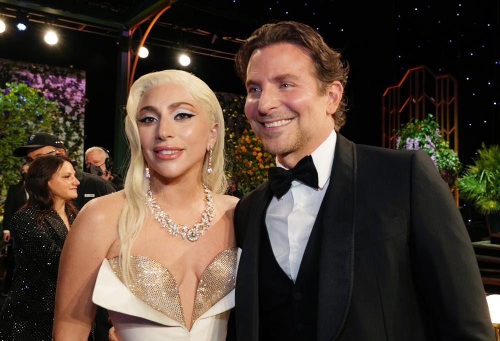 Lady Gaga e Bradley Cooper: quell’abbraccio senza fine ai SAG Award