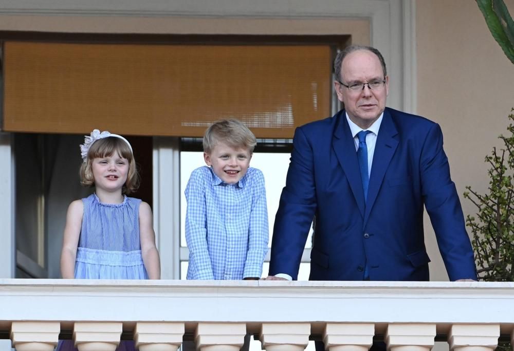 I gemellini Jacques e Gabriella a scuola accompagnati dal Principe Alberto
