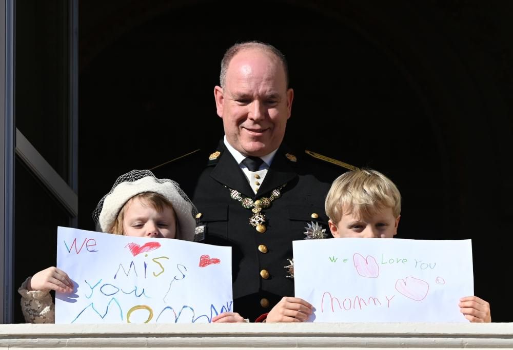 I gemellini di Monaco e il cartello per mamma Charlene