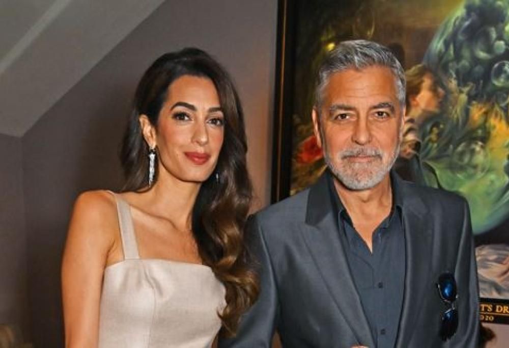 Re Carlo soffia George Clooney e Amal a Harry e Meghan