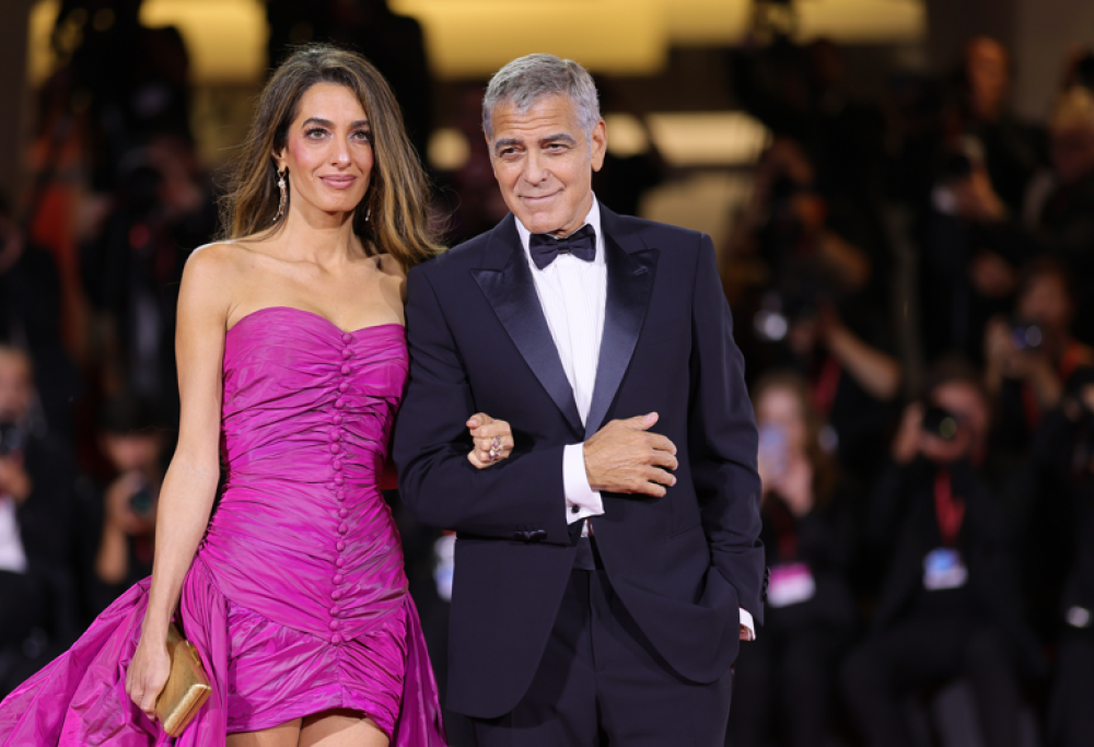 George Clooney: guarda l’irresistibile show sul red carpet a Venezia