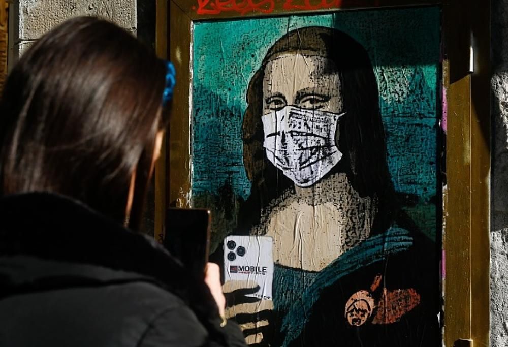 Effetto Coronavirus: la Gioconda indossa la mascherina