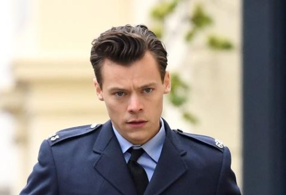 Harry Styles interpreta il film My Policeman. E conquista  la vetta dei poliziotti più sexy del cinema