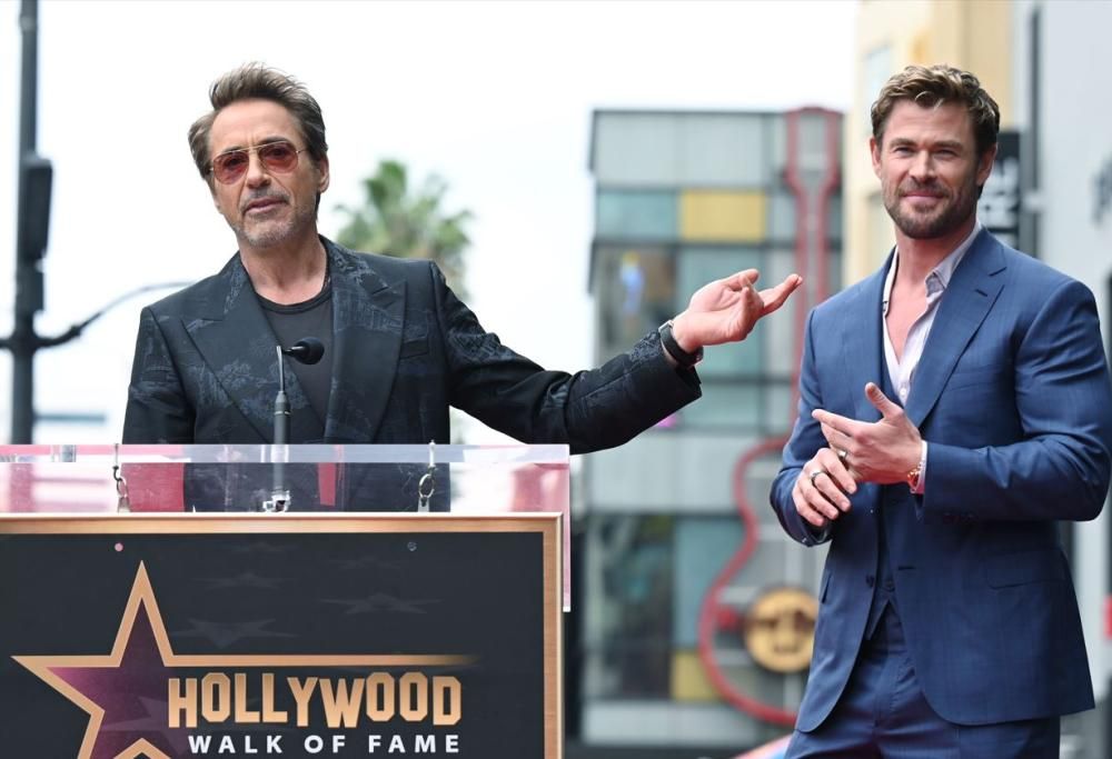 Robert Downey Jr e Chris Hemsworth irresistibili sulla Hollywood Walk of Fame