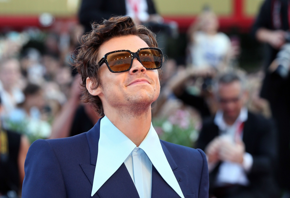 Harry Styles alla Mostra del Cinema e la curiosa polemica sul set