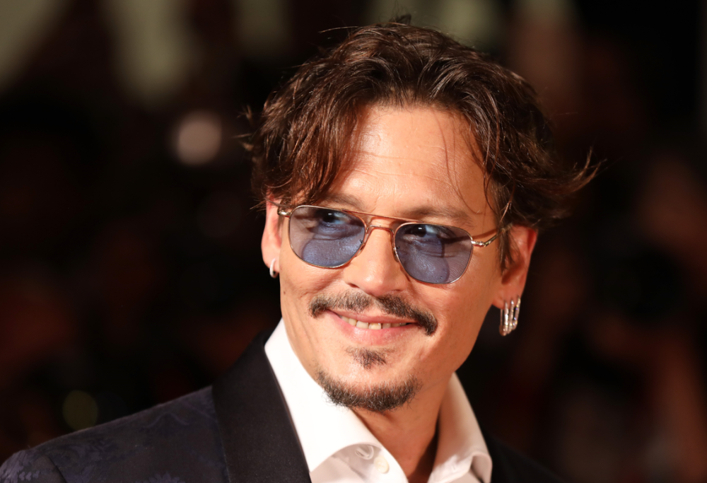 Johnny Depp e la misteriosa rossa. Ecco chi è!
