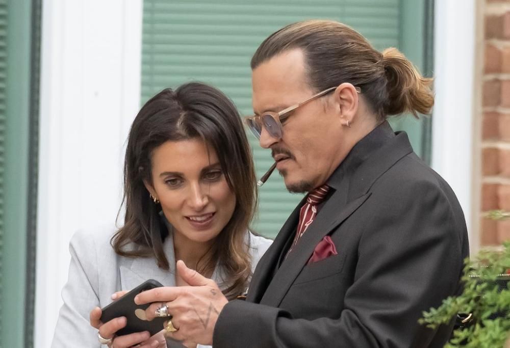 Johnny Depp avrebbe una nuova fidanzata. Che lo ha difeso in tribunale