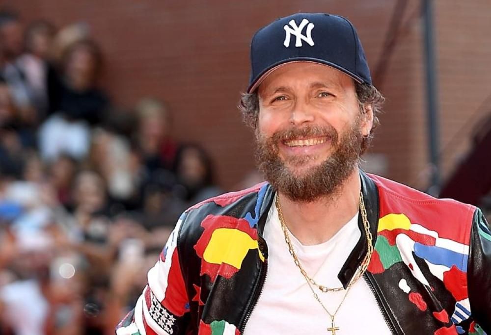Jovanotti riceve in dono una chitarra elettrica creata dai detenuti del carcere di Treviso: il video