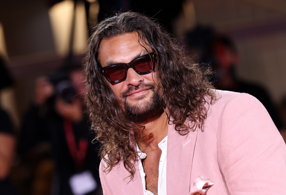 Il red carpet tutto in rosa di Jason Momoa alla Mostra del Cinema di Venezia