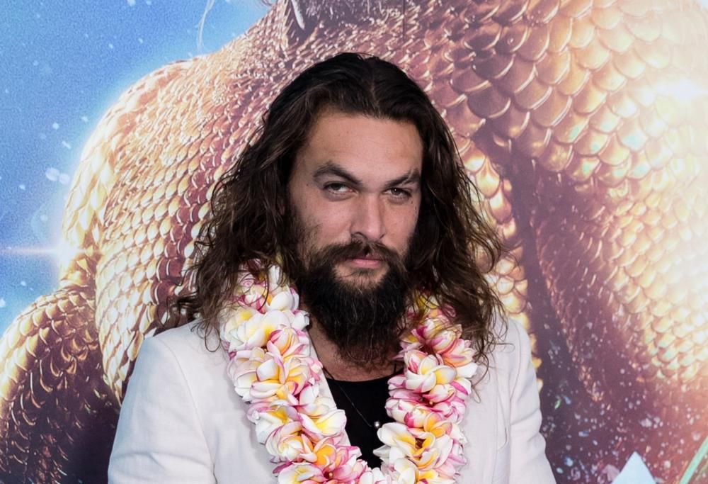 Jason Momoa incantato dalla Cappella Sistina. E scatta la polemica